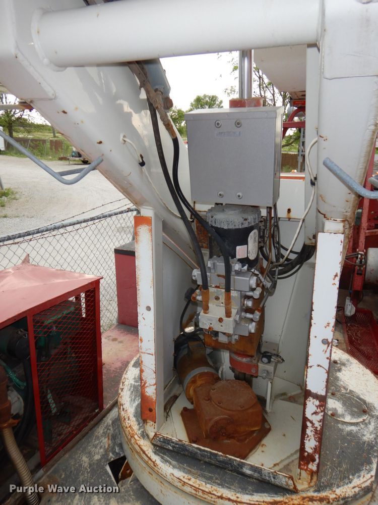 image for item DN7406 1995 Ford F800  bucket truck