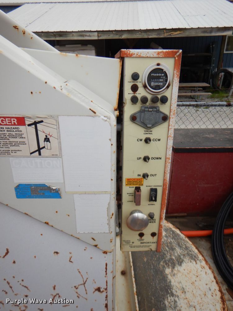 image for item DN7406 1995 Ford F800  bucket truck