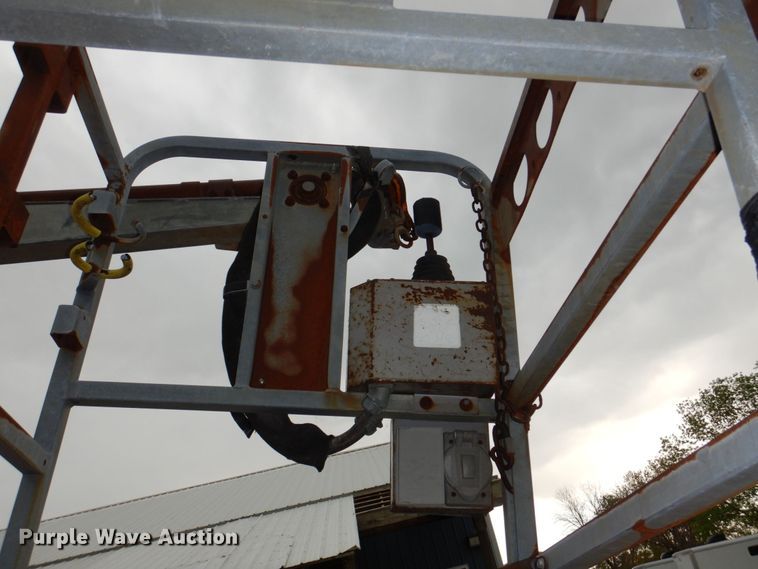 image for item DN7406 1995 Ford F800  bucket truck