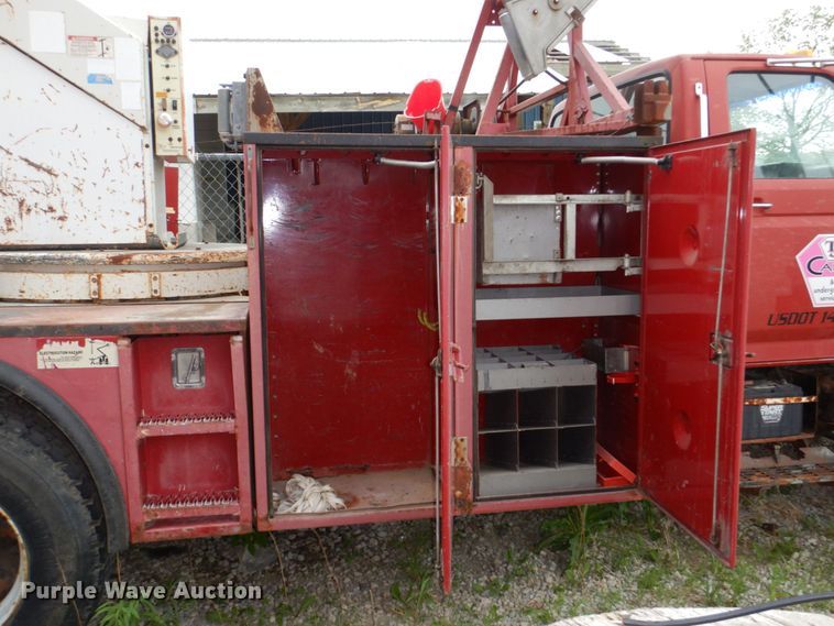 image for item DN7406 1995 Ford F800  bucket truck