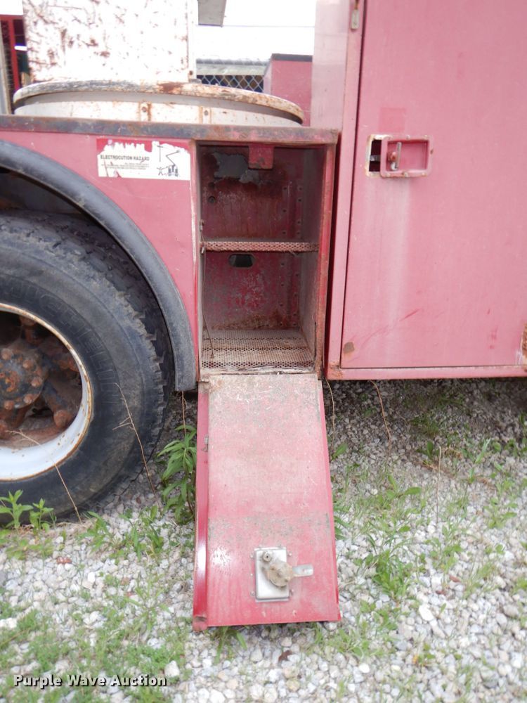 image for item DN7406 1995 Ford F800  bucket truck