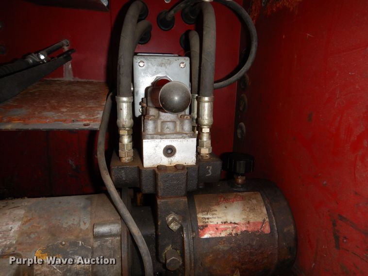 image for item DN7406 1995 Ford F800  bucket truck