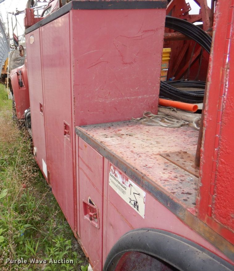 image for item DN7406 1995 Ford F800  bucket truck