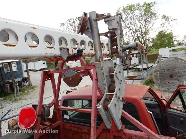 image for item DN7406 1995 Ford F800  bucket truck