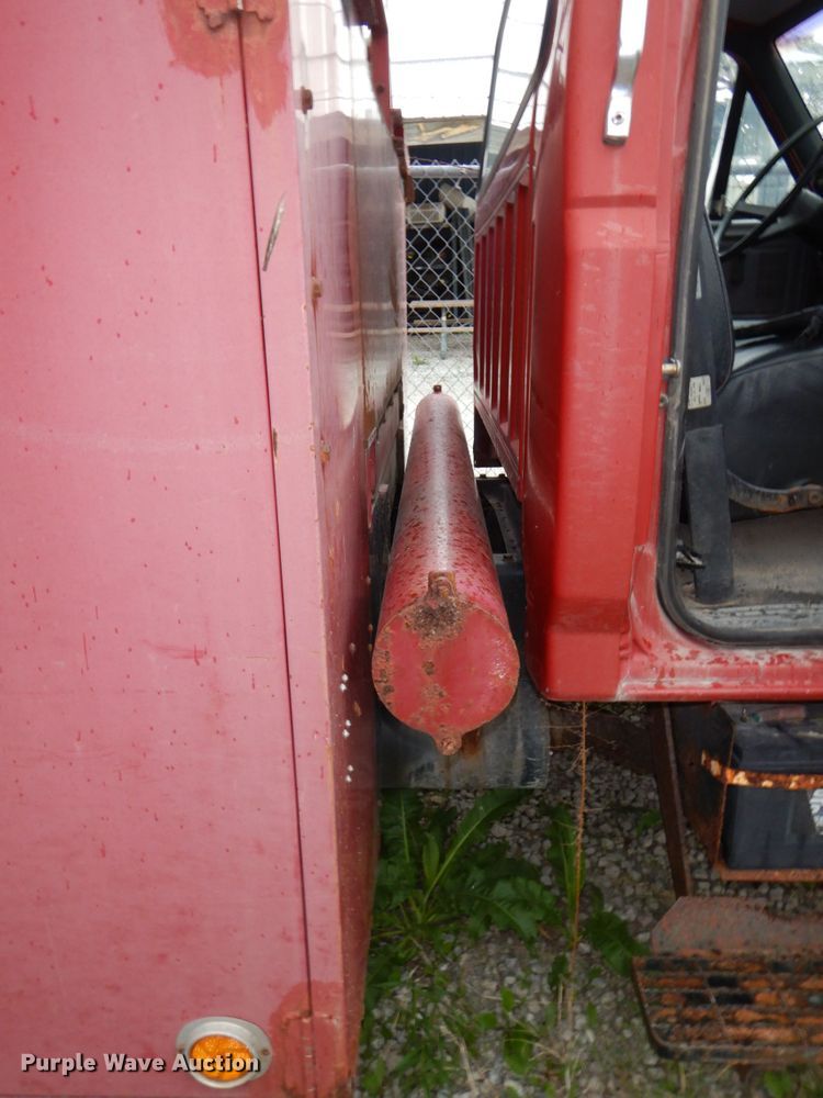 image for item DN7406 1995 Ford F800  bucket truck