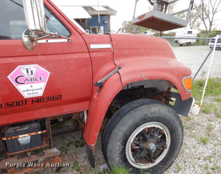 image for item DN7406 1995 Ford F800  bucket truck