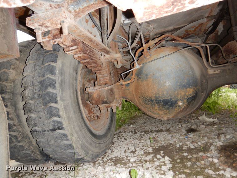 image for item DN7406 1995 Ford F800  bucket truck