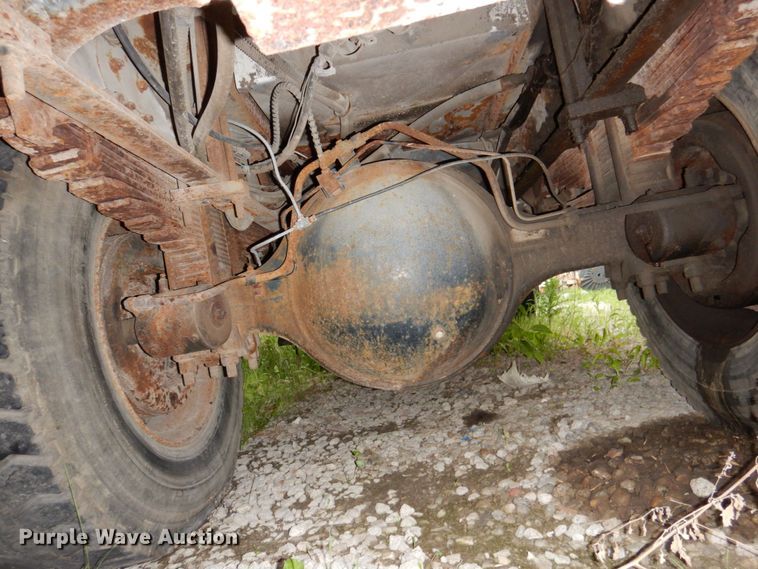 image for item DN7406 1995 Ford F800  bucket truck