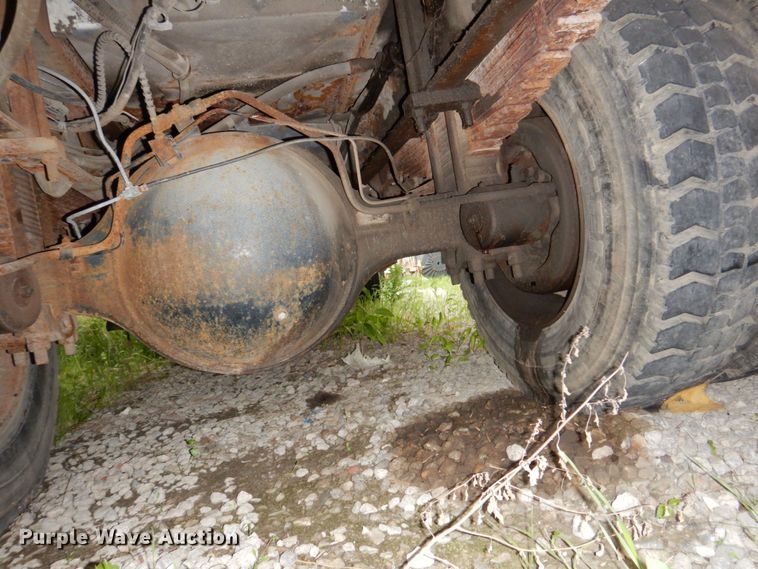 image for item DN7406 1995 Ford F800  bucket truck