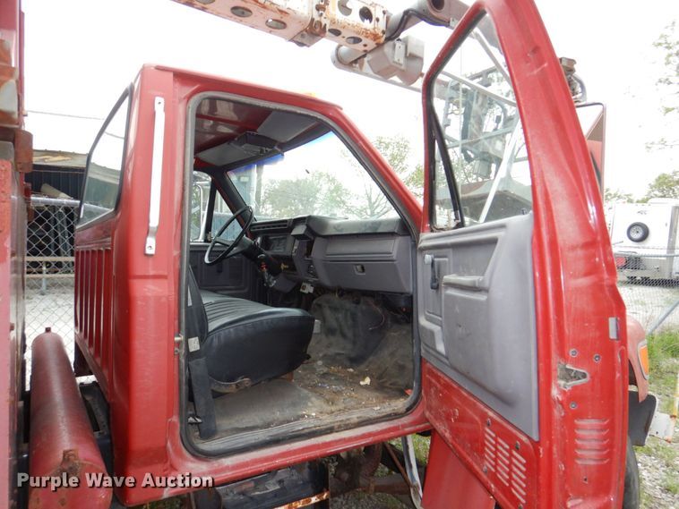 image for item DN7406 1995 Ford F800  bucket truck