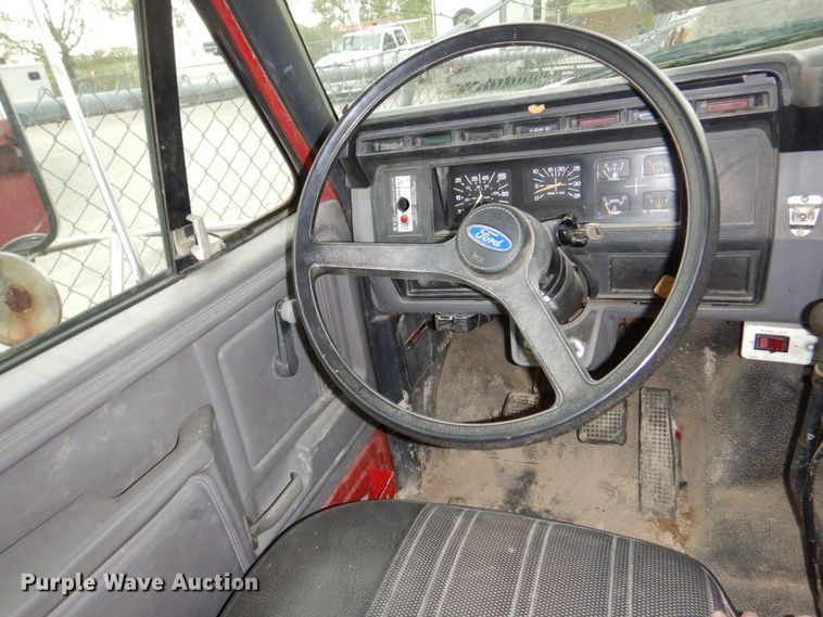 image for item DN7406 1995 Ford F800  bucket truck