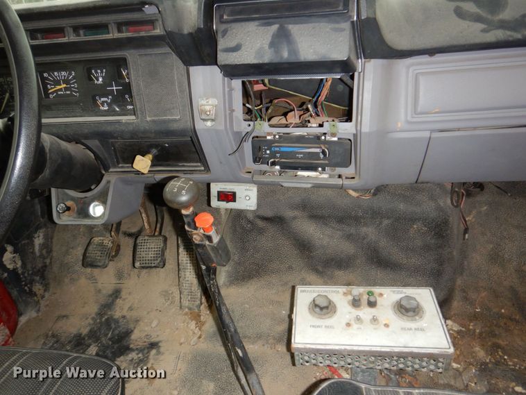 image for item DN7406 1995 Ford F800  bucket truck