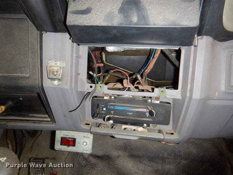 image for item DN7406 1995 Ford F800  bucket truck