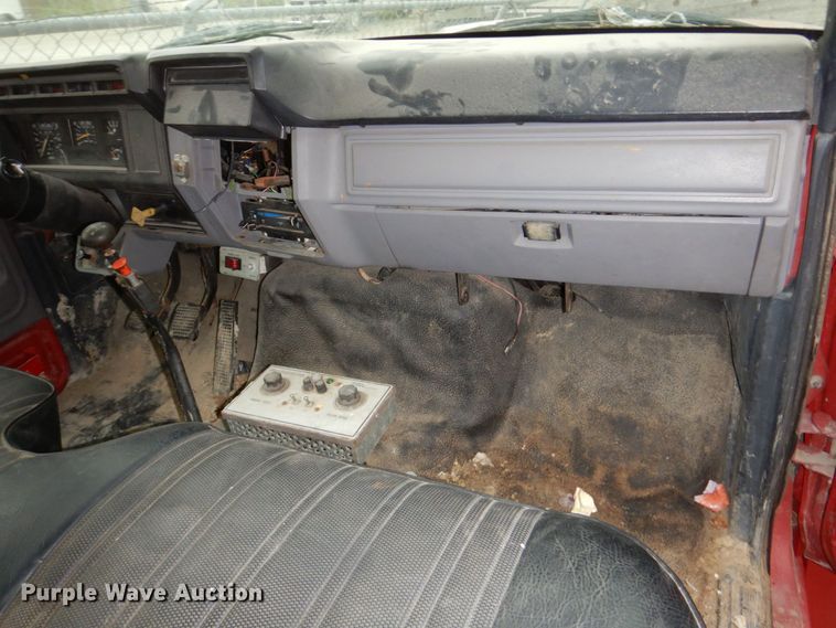 image for item DN7406 1995 Ford F800  bucket truck