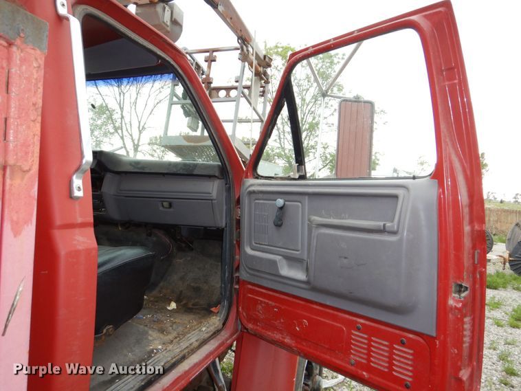 image for item DN7406 1995 Ford F800  bucket truck