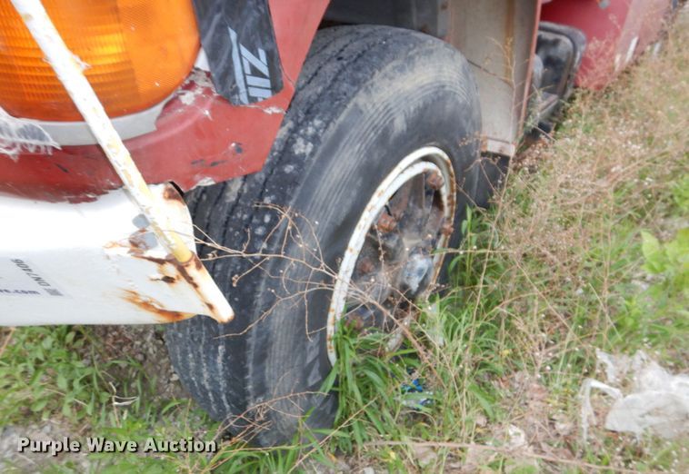 image for item DN7406 1995 Ford F800  bucket truck