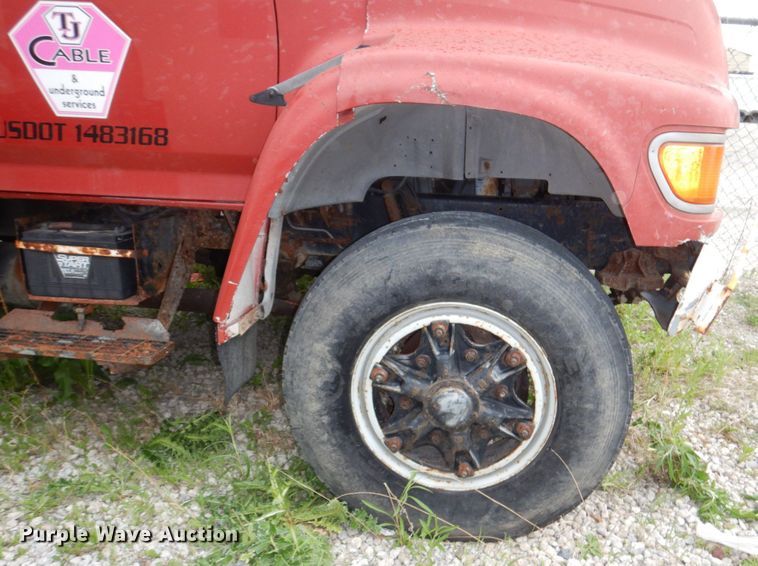 image for item DN7406 1995 Ford F800  bucket truck