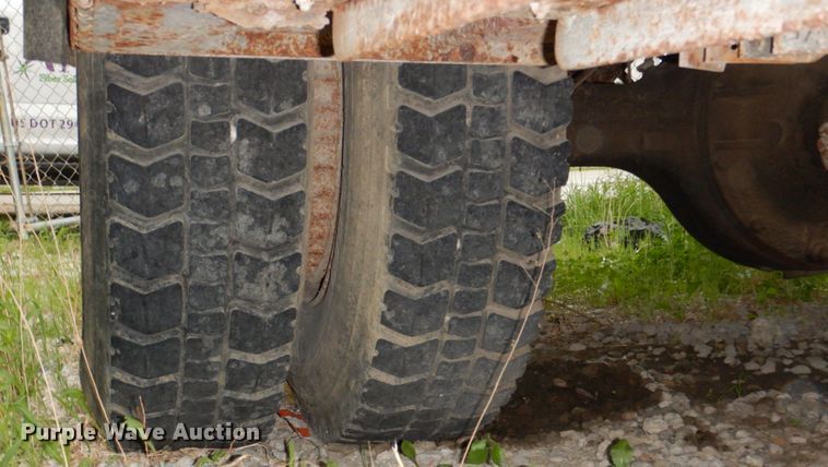 image for item DN7406 1995 Ford F800  bucket truck