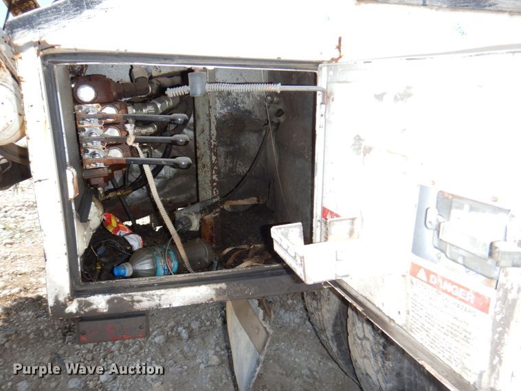 image for item DN7413 1996 Ford F800  bucket truck