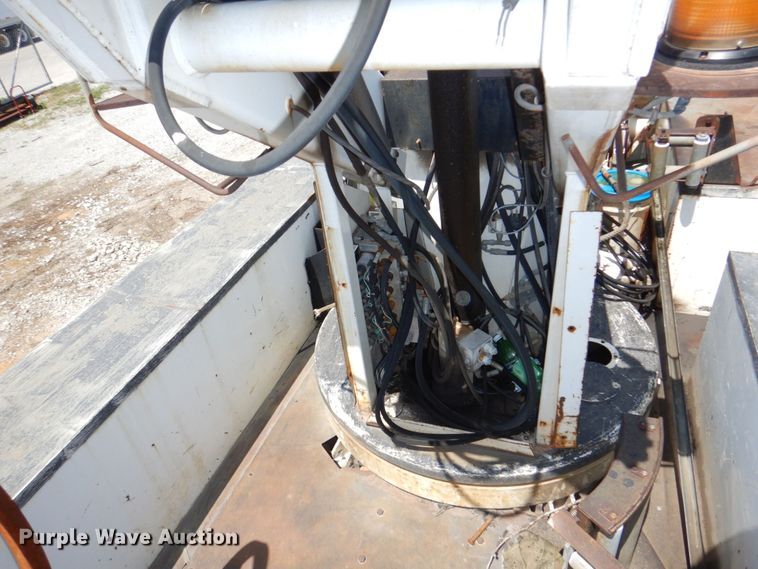 image for item DN7413 1996 Ford F800  bucket truck