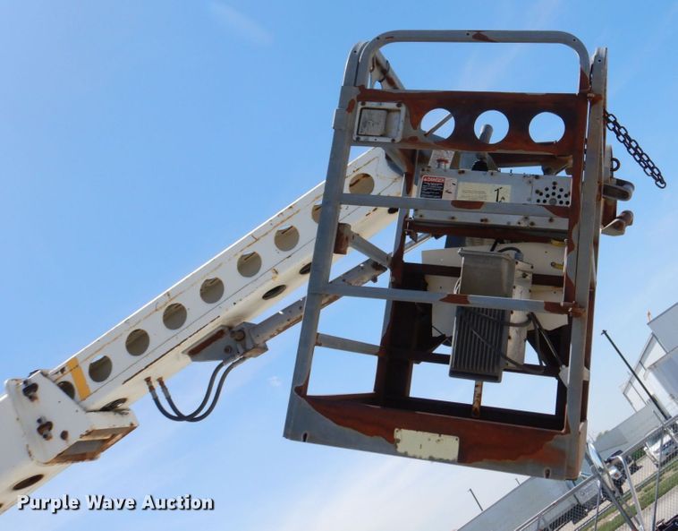 image for item DN7413 1996 Ford F800  bucket truck