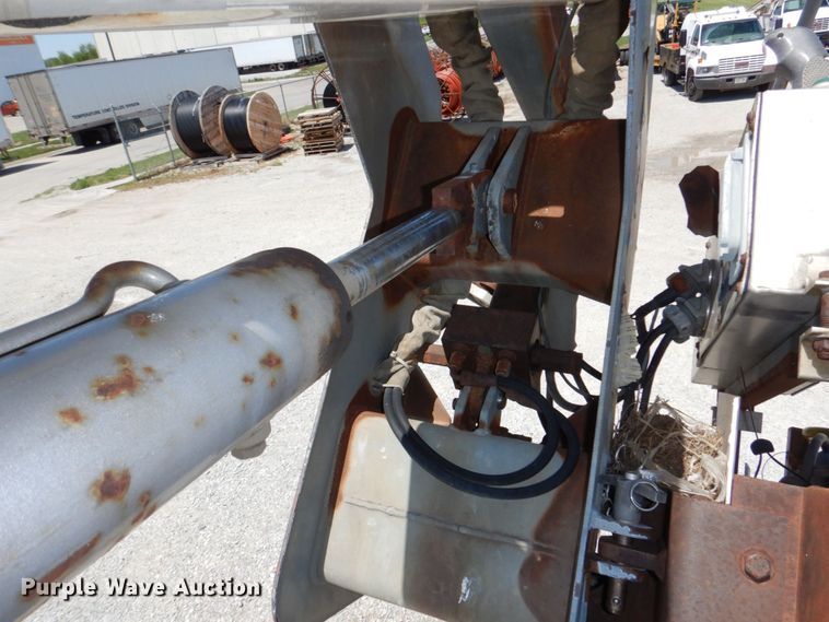 image for item DN7413 1996 Ford F800  bucket truck