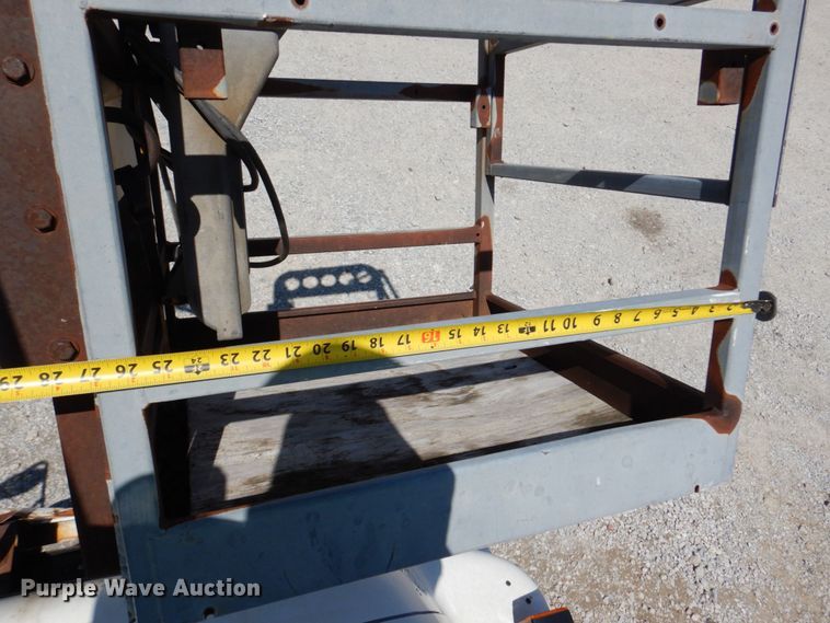 image for item DN7413 1996 Ford F800  bucket truck