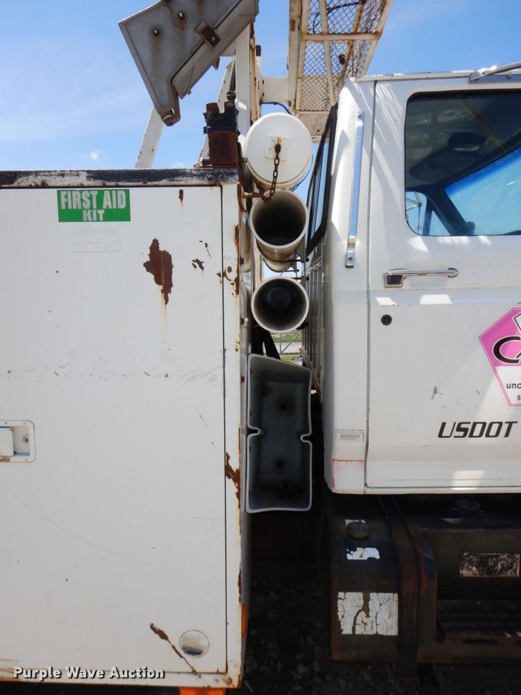 image for item DN7413 1996 Ford F800  bucket truck