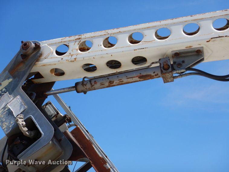 image for item DN7413 1996 Ford F800  bucket truck