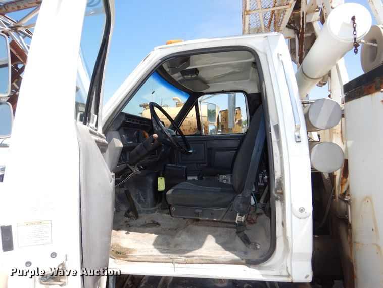 image for item DN7413 1996 Ford F800  bucket truck