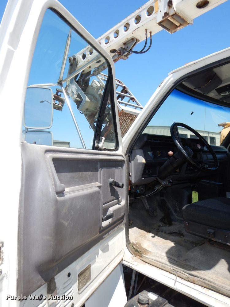 image for item DN7413 1996 Ford F800  bucket truck