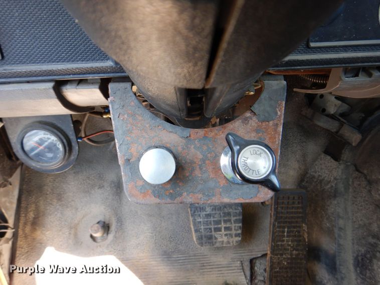 image for item DN7413 1996 Ford F800  bucket truck