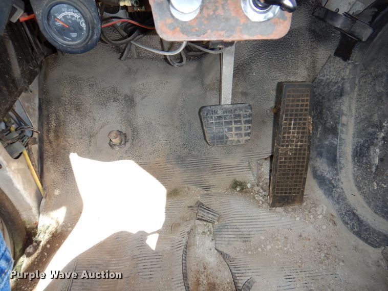 image for item DN7413 1996 Ford F800  bucket truck