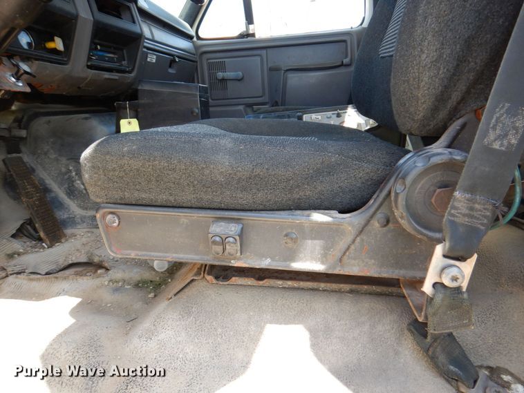 image for item DN7413 1996 Ford F800  bucket truck