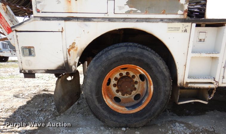 image for item DN7413 1996 Ford F800  bucket truck