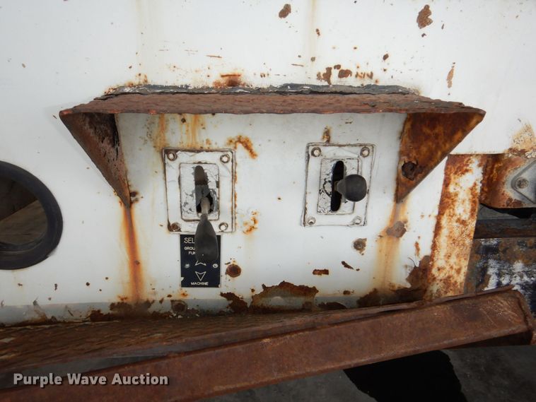 image for item DN7416 1998 Ford F800  bucket truck