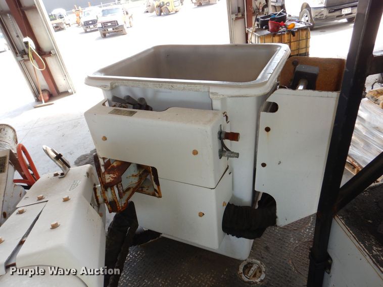 image for item DN7416 1998 Ford F800  bucket truck