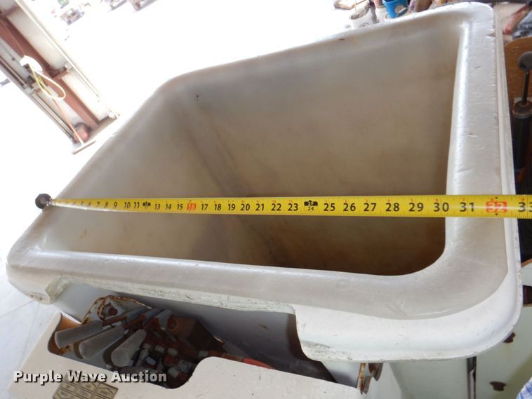 image for item DN7416 1998 Ford F800  bucket truck