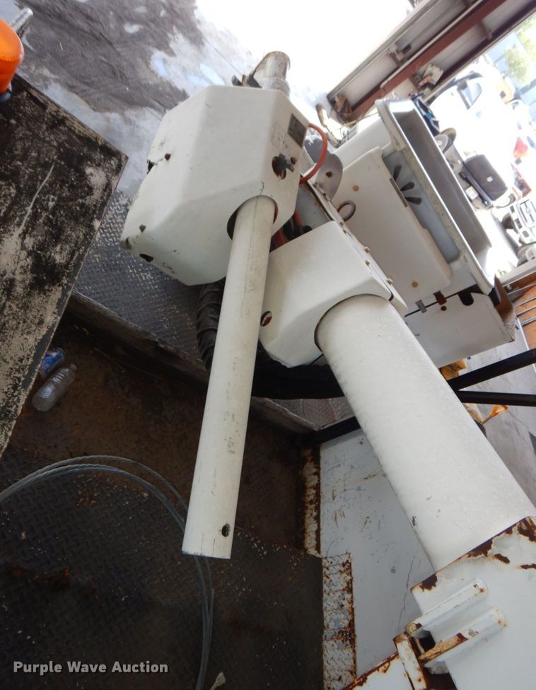 image for item DN7416 1998 Ford F800  bucket truck