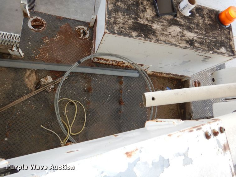 image for item DN7416 1998 Ford F800  bucket truck