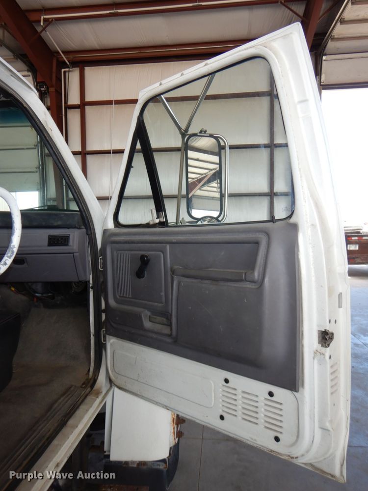 image for item DN7416 1998 Ford F800  bucket truck