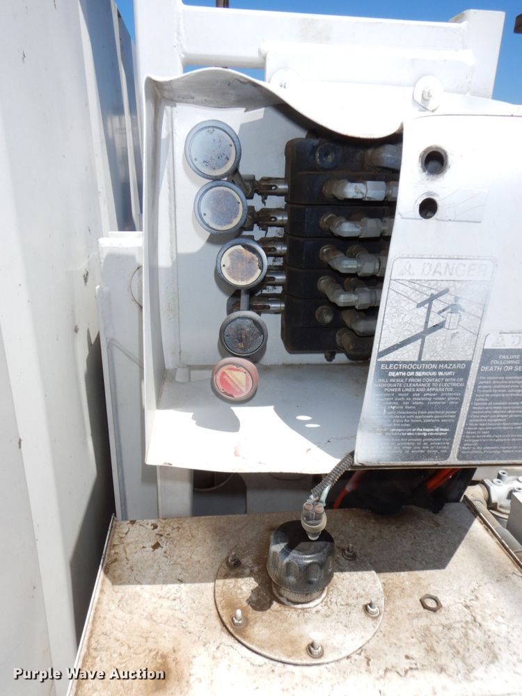 image for item DN7474 2002 GMC C7500  bucket truck