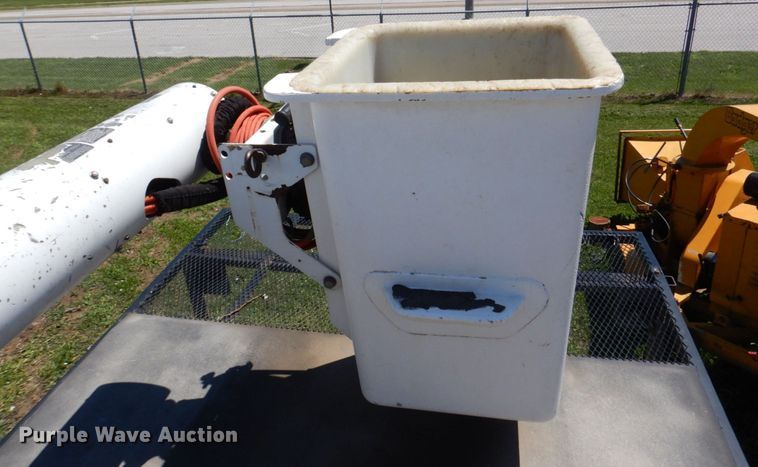 image for item DN7474 2002 GMC C7500  bucket truck