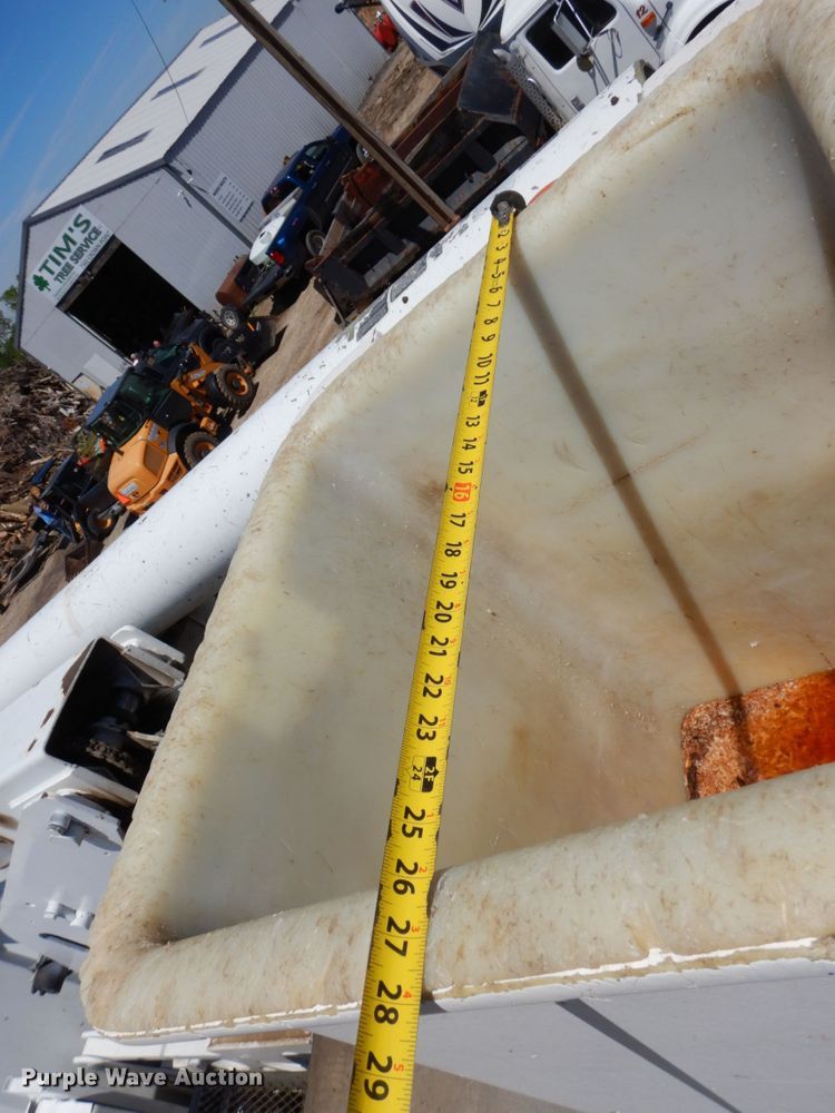 image for item DN7474 2002 GMC C7500  bucket truck