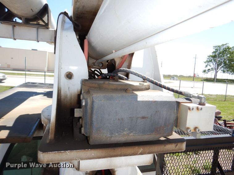 image for item DN7474 2002 GMC C7500  bucket truck