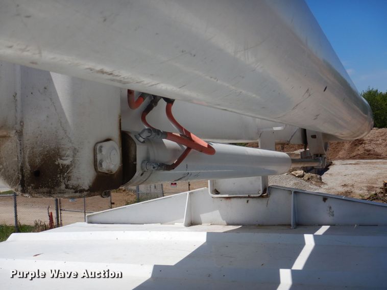 image for item DN7474 2002 GMC C7500  bucket truck