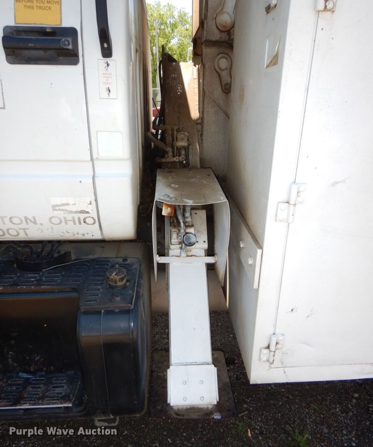 image for item DN7474 2002 GMC C7500  bucket truck