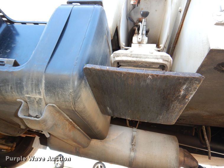 image for item DN7474 2002 GMC C7500  bucket truck