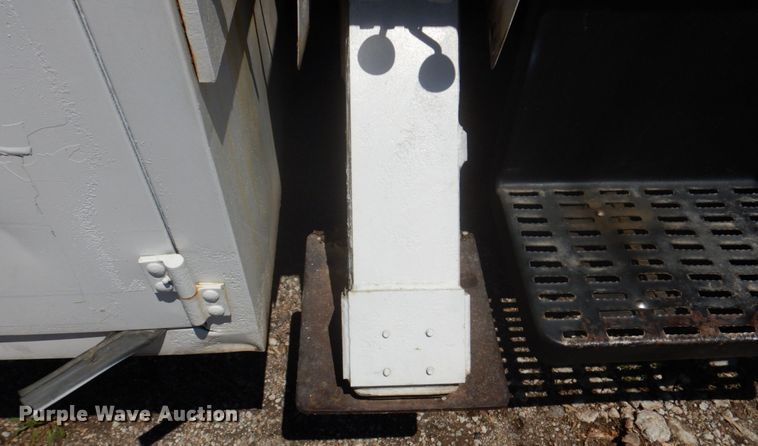 image for item DN7474 2002 GMC C7500  bucket truck