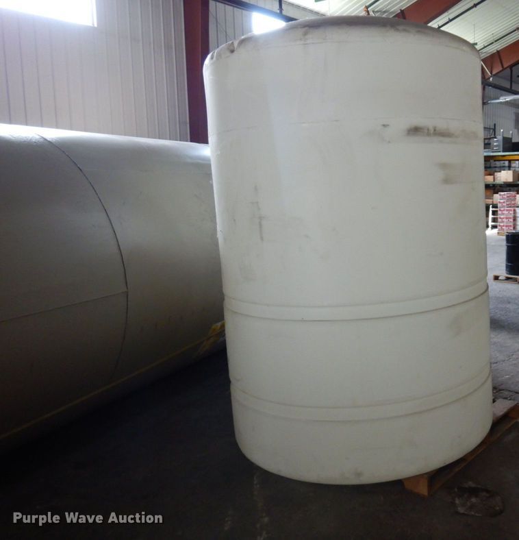 image for item DR0449 Approximately 1,500 gallon tank